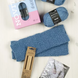 Novita Halaus Strickbox Stulpen