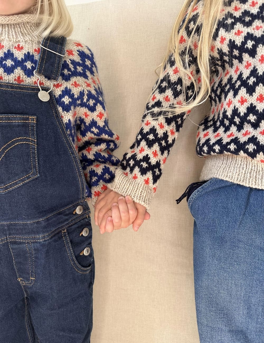 Kinderpullover mit traditionellen Farben und Muster