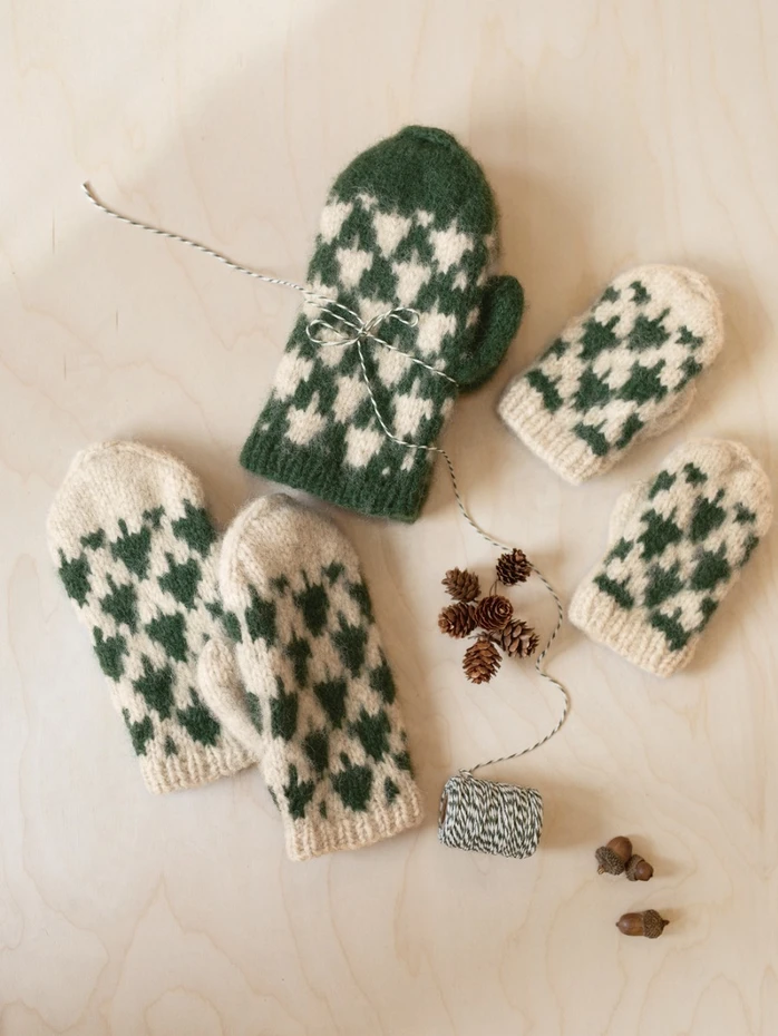 Kinder mit Christmas Tree Mittens im Schnee