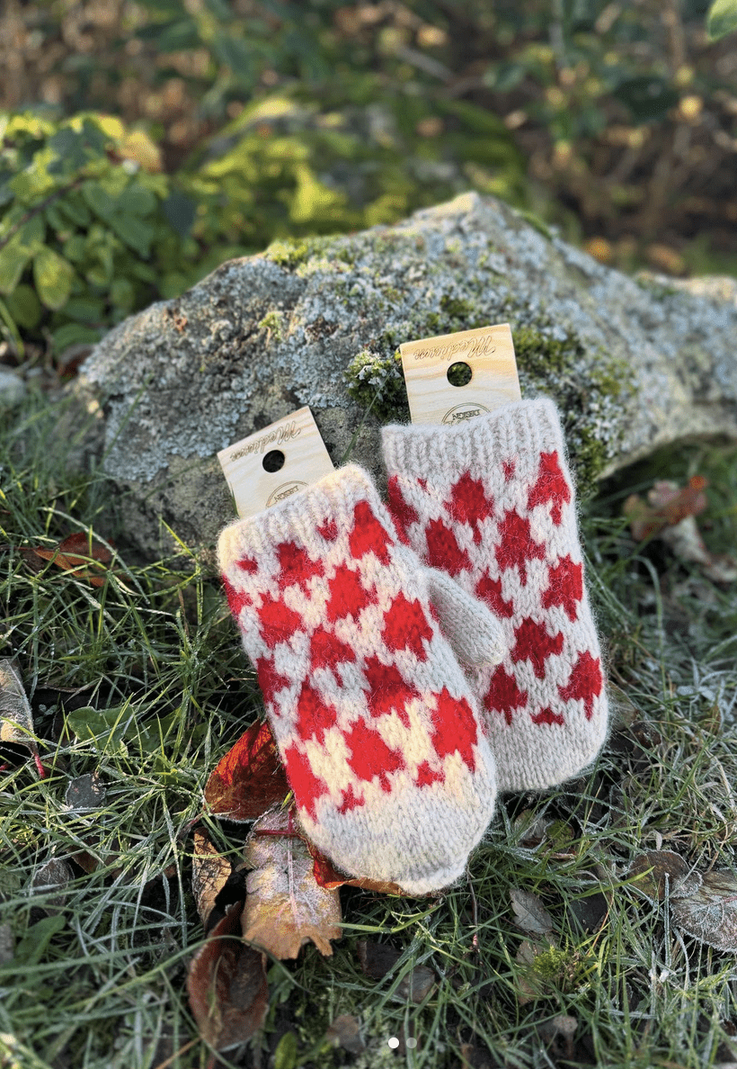 Detailansicht des Tannenmusters auf den Fäustlingen