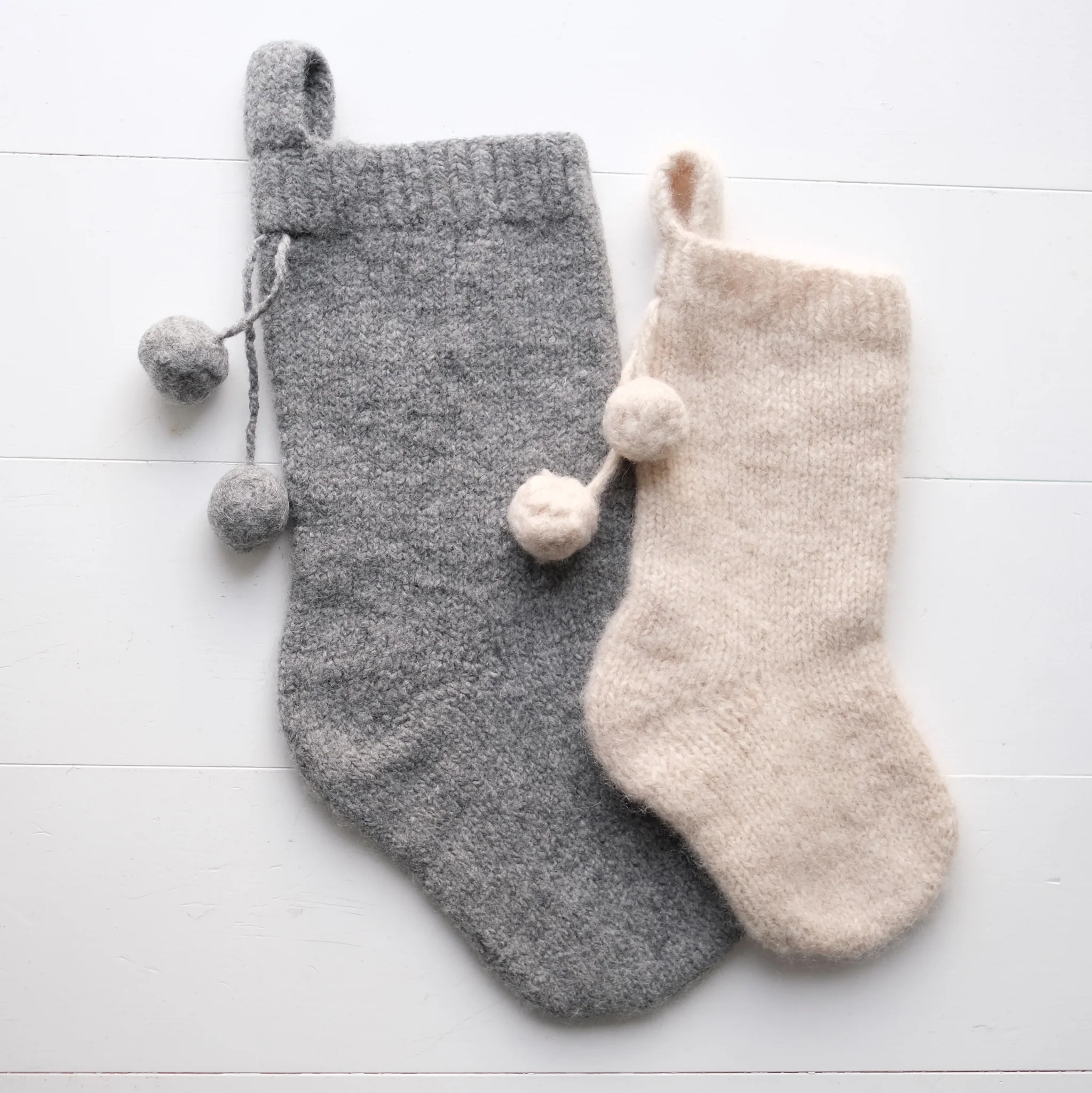 Detail mit Stickerei und Initialen auf der Weihnachtssocke